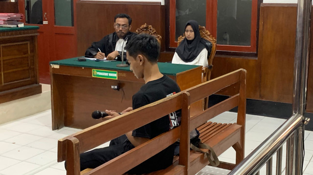 Terapis spa wanita di Surabaya, Nur Nur Hasannah Prasetya binti Djoko Prasetyo, jalani sidang pemeriksaan saksi di Ruang Sari 2 Pengadilan Negeri (PN) Surabaya, Rabu (3/6/2026). Foto: Farusma Okta Verdian/kumparan