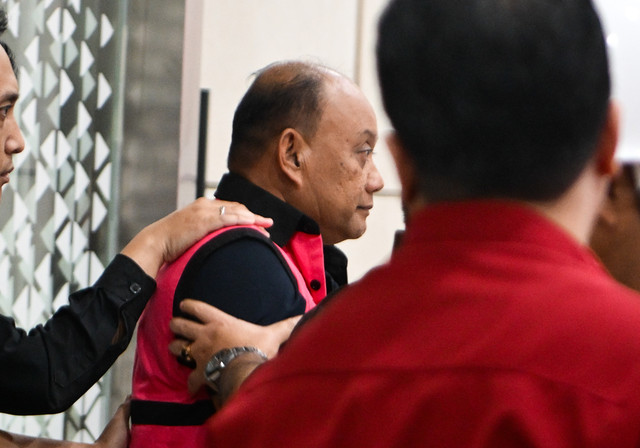 Tersangka dugaan tindak pidana korupsi tata kelola program Makan Bergizi Gratis (MBG) pada Badan Gizi Nasional (BGN) Dadan Hindayana (tengah) berjalan menuju mobil tahanan di Kejaksaan Agung, Jakarta, Rabu (3/6/2026). Foto: M Risyal Hidayat/ANTARA FOTO