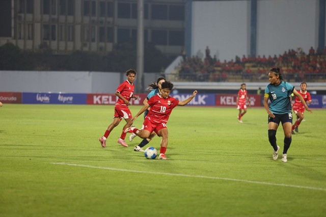Pemain Timnas Wanita Indonesia, Sheva Imut, saat menghadapi Singapura di Garuda Championship Series 2026 di Stadion Arcamanik, Bandung, Selasa (3/6) Foto: Syawal Febrian Darisman/kumparan