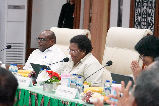 Wamendagri Ribka Haluk peninjauan Kawasan Pembangunan Pusat Pemerintahan Provinsi Papua Tengah, Rabu (3/6/2026). Foto: Dok. Kemendagri