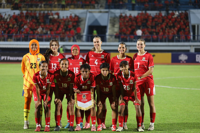 Timnas Putri Indonesia menelan kekalahan 0-2 dari Singapore pada laga Garuda Championship Series 2026 yang berlangsung di Stadion Arcamanik, Bandung, Selasa (3/6/2026). Foto: Syawal Febrian Darisman/kumparan