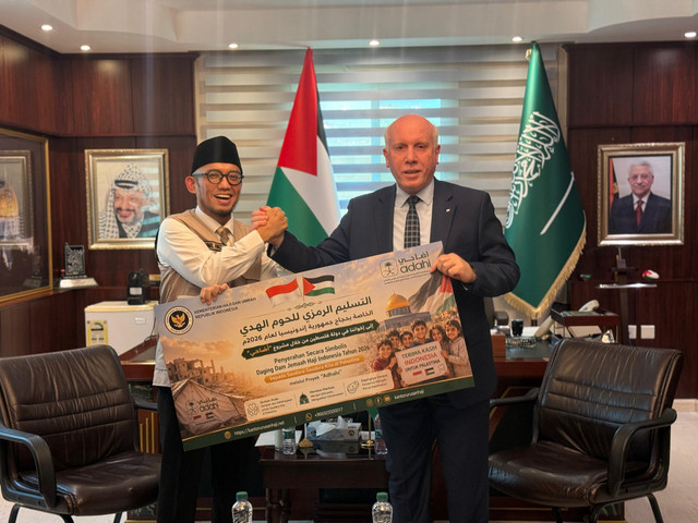 Penyerahan secara simbolik paket dam jemaah haji RI ke Palestina. Foto: Dok. MCH 2026