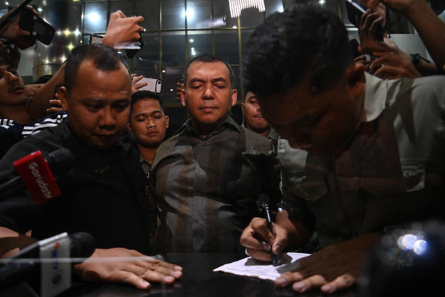 Wakil Menteri Imigrasi dan Pemasyarakatan Silmy Karim (tengah) tiba untuk menjalani pemeriksaan di Gedung Merah Putih KPK, Jakarta, Rabu (3/6/2026). Foto: Indrianto Eko Suwarso/ANTARA FOTO