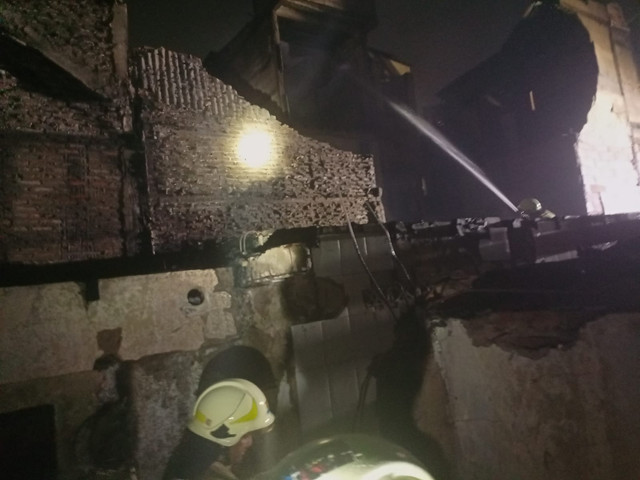 Damkar menyemprotkan air ke area rumah yang terbakar di Tanah Tinggi, Johar Baru, Jakpus, Kamis (4/6). Dok. Command Center Dinas Gulkarmat Jakarta