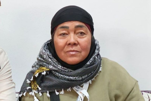 Nenek Ijah bersama dengan petugas PPIH Arab Saudi. Foto: MCH 2026