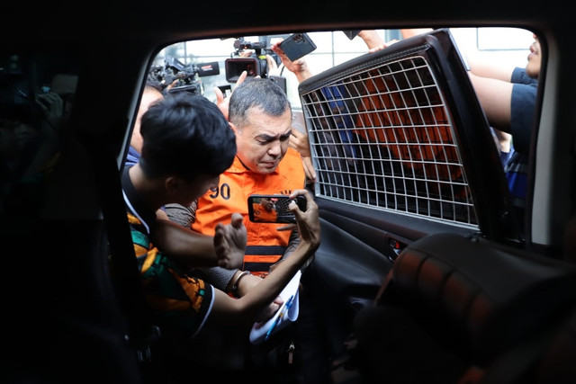 Wakil Menteri Imigrasi dan Pemasyarakatan Silmy Karim mengenakan baju tahanan berjalan menuju mobil tahanan usai menjalani pemeriksaan di Gedung Merah Putih KPK, Jakarta, Kamis (4/6/2026). Foto: Jamal Ramadhan/kumparan