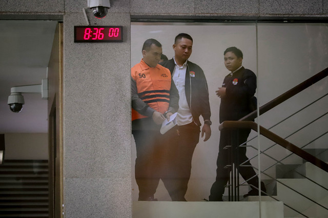 Wakil Menteri Imigrasi dan Pemasyarakatan Silmy Karim mengenakan baju tahanan berjalan menuju mobil tahanan usai menjalani pemeriksaan di Gedung Merah Putih KPK, Jakarta, Kamis (4/6/2026). Foto: Jamal Ramadhan/kumparan