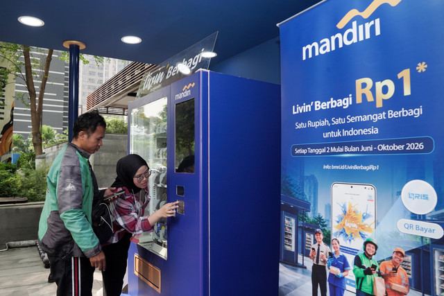 Bank Mandiri hadirkan vending machine melalui inisiatif Livin' Mandiri Berbagi, Bersama Kita Saling Menguatkan dalam menyalurkan paket makanan dan minuman dengan bertransaksi QRIS senilai Rp 1 menggunakan aplikasi Livin' by Mandiri. Foto: Dok. Bank Mandiri