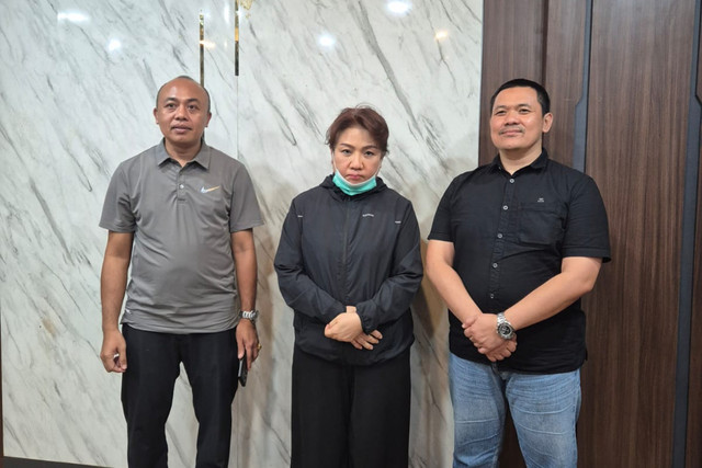 Satgas Siri Kejaksaan Agung dan Tim Tangkap Buron Kejatim Jatim serta Kejari Surabaya menangkap Bo Feng Mei alias Henny Melany, terpidana kasus penggelapan sejak tahun 2012. Foto: Dok. Kejari Surabaya