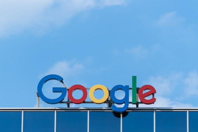 Ilustrasi Cara Menghapus Akun Google Orang Lain di HP Kita, Foto:Unsplash/Pawel Czerwinski
