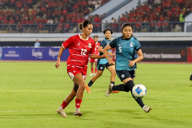 Pemain Timnas Wanita Indonesia Estella beraksi dengan pemain Singapura pada laga Garuda Championship Series 2026 antara Timnas Wanita Indonesia vs Singapura di Stadion Arcamanik, Bandung, Selasa (3/6/2026). Foto: Syawal Febrian Darisman/kumparan