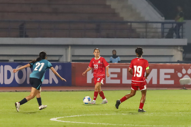 Pemain Timnas Wanita Indonesia Pauline Van De Pol, menggiring bola pada laga Garuda Championship Series 2026 antara Timnas Wanita Indonesia vs Singapura di Stadion Arcamanik, Bandung, Selasa (3/6/2026). Foto: Syawal Febrian Darisman/kumparan