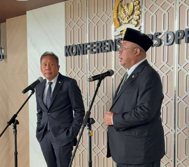 Wakil Ketua DPR, Saan Mustopa dan Cucun Ahmad Syamsurijal saat memberikan keterangan di Kompleks Parlemen, Senayan, Jakarta, Kamis (4/6/2026). Foto: Jeni Ritanti/kumparan