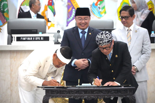 Gubernur Jabar Dedi Mulyadi menghadiri Rapat Paripurna DPRD Provinsi Jawa Barat. Foto: Dok. Diskominfo Jabar