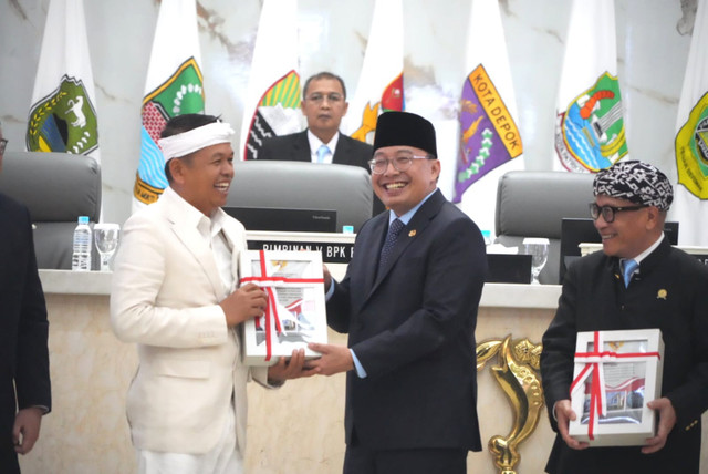 Gubernur Jabar Dedi Mulyadi menghadiri Rapat Paripurna DPRD Provinsi Jawa Barat dengan agenda Penyerahan Laporan Hasil Pemeriksaan BPK RI atas LKPD Provinsi Jawa Barat Tahun Anggaran 2025 di Ruang Rapat Paripurna DPRD Jawa Barat, Rabu (3/6/2026). Foto: Dok. Diskominfo Jabar