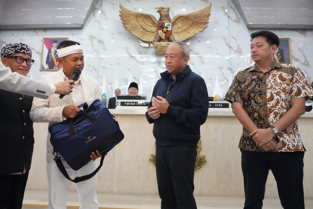 Gubernur Jabar Dedi Mulyadi serahkan bonus pribadi Rp1 miliar kepada Persib usai raih hattrick juara liga, Rabu (3/6/2026). Foto: Diskominfo Jabar