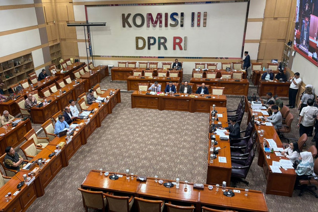 Suasana rapat panitia kerja (Panja) RUU Tentang Polri dengan Komisi III DPR RI di Kompleks Parlemen, Senayan, Jakarta, Kamis (4/6/2026). Foto: Jeni Ritanti/kumparan