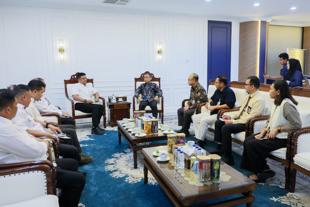 Gubernur Sumut Muhammad Bobby Afif Nasution menerima audiensi Kepala Otoritas Jasa Keuangan (OJK) Sumut Triyoga Laksito beserta jajaran di ruang kerja Gubernur Sumut, Medan, Rabu (3/6/2026). Foto: Diskominfo Sumut