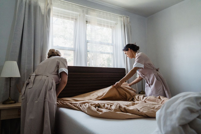 Ilustrasi membersihkan kamitetep di dalam kamar tidur. Foto: Pexels