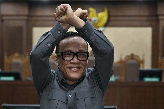 Terdakwa kasus dugaan pemerasan dalam pengurusan sertifikat K3 di Kementerian Ketenagakerjaan Immanuel Ebenezer menyapa kerabat dan rekannya sebelum sidang pembacaan putusan di Pengadilan Tipikor, Jakarta, Kamis (4/6/2026). Foto: Bayu Pratama S/ANTARA FOTO