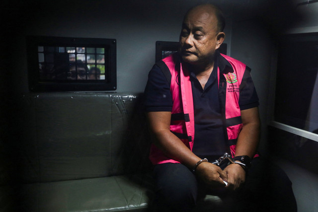Mantan Kepala Badan Gizi Nasional Dadan Hindayana duduk di dalam mobil tahanan setelah ditangkap oleh Kejaksaan Agung (Kejagung) atas tuduhan merugikan negara dan memperkaya diri sendiri, di Jakarta, Indonesia, Rabu (3/6/2026). Foto: Stringer/REUTERS