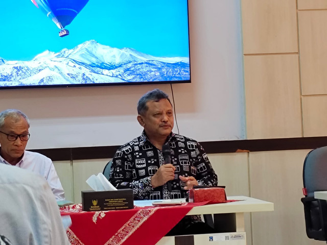 Asisten Perekonomian dan Pembangunan Setda Sleman Makwan saat bertemu peneliti di Kantor Kapanewon Seyegan. Pertemuan tersebut menyampaikan perkembangan kasus kebakaran misterius sebuah rumah di Kabupaten Sleman, Kamis (4/6/2026). Foto: Arfiansyah Panji Purnandaru/kumparan