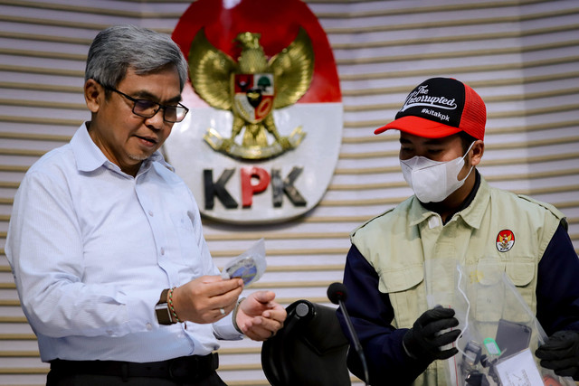 Petugas menunjukkan barang bukti OTT dugaan korupsi pengurusan izin tinggal WNA saat konferensi pers yang dipimpin Ketua KPK Setyo Budiyanto di Gedung Merah Putih KPK, Jakarta, Kamis (4/6/2026). Foto: Jamal Ramadhan/kumparan