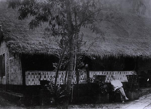 Herman Neubronner van der Tuuk (1824-1894) di depan rumahnya di sebuah desa di sebelah selatan Singaraja (1880). Foto: KITLV