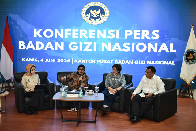 Kepala BGN Nanik S Deyang (dua kiri) didampingi Waka BGN Agustina Arumsari (dua kanan), Waka BGN Mayjen TNI Trenggono (kanan), dan Kabiro Hukum & Humas Khairul Hidayati (kiri) beri keterangan pers di Kantor Pusat BGN, Jakarta, Kamis (4/6/2026). Foto: Fakhri Hermansyah/ANTARA FOTO