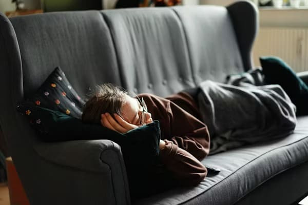 Potret realitas generasi masa kini yang nyaman dalam kesendirian. Foto: Unsplash