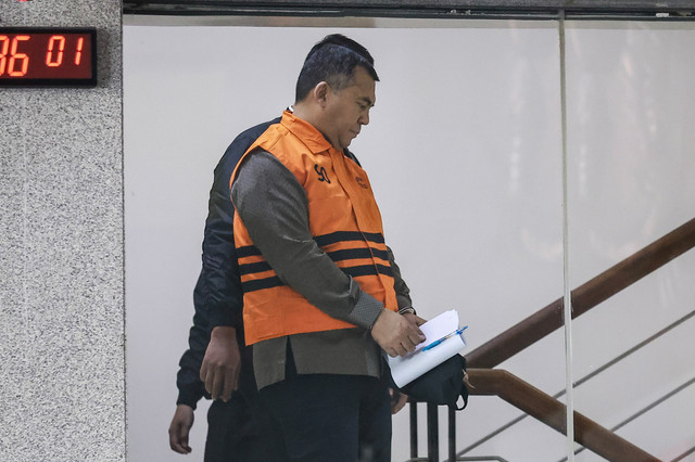 Wakil Menteri Imigrasi dan Pemasyarakatan (Imipas) Silmy Karim berjalan dengan mengenakan rompi tahanan dan tangan terborgol usai menjalani pemeriksaan di Gedung Merah Putih KPK, Jakarta, Kamis (4/6/2026). Foto: Dhemas Reviyanto/ANTARA FOTO