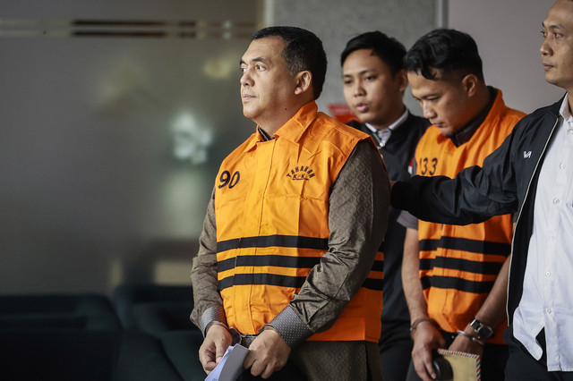 Wakil Menteri Imigrasi dan Pemasyarakatan (Imipas) Silmy Karim berjalan dengan mengenakan rompi tahanan dan tangan terborgol usai menjalani pemeriksaan di Gedung Merah Putih KPK, Jakarta, Kamis (4/6/2026).  Foto: Dhemas Reviyanto/ANTARA FOTO