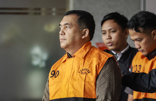 Wakil Menteri Imigrasi dan Pemasyarakatan (Imipas) Silmy Karim berjalan dengan mengenakan rompi tahanan dan tangan terborgol usai menjalani pemeriksaan di Gedung Merah Putih KPK, Jakarta, Kamis (4/6/2026).  Foto: Dhemas Reviyanto/ANTARA FOTO