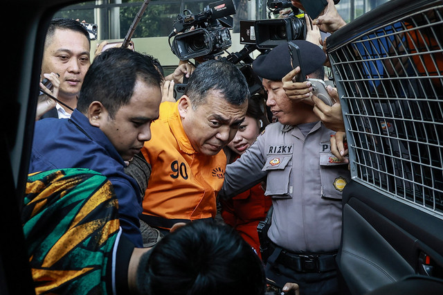 Wakil Menteri Imigrasi dan Pemasyarakatan (Imipas) Silmy Karim (tengah) memasuki mobil tahanan usai menjalani pemeriksaan di Gedung Merah Putih KPK, Jakarta, Kamis (4/6/2026). Foto: Dhemas Reviyanto/ANTARA FOTO