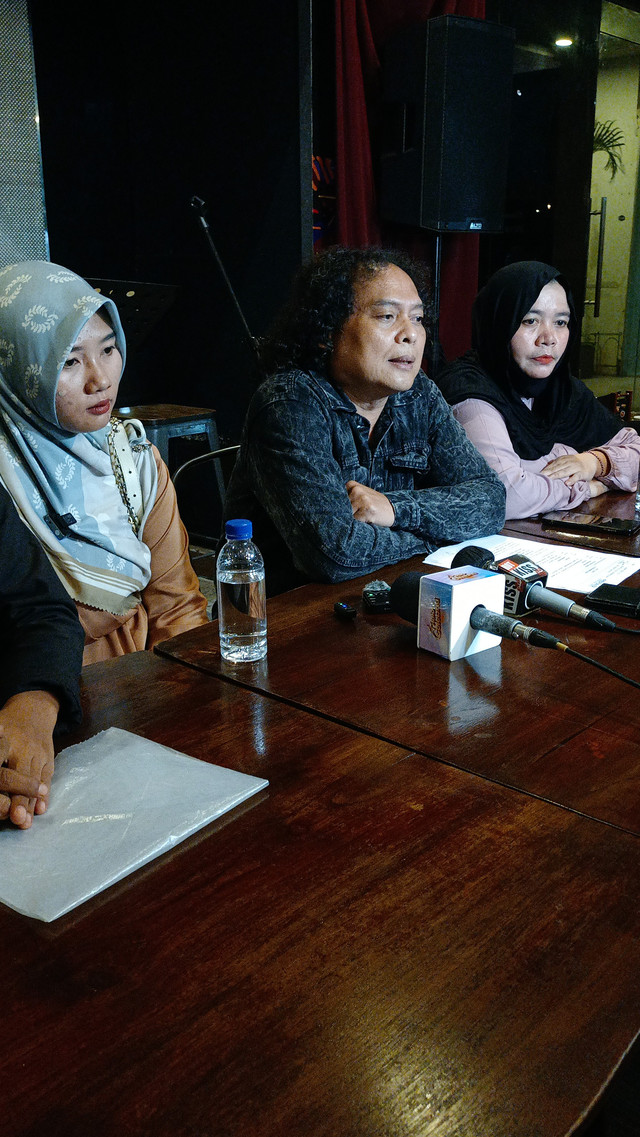 Konferensi Pers Deolipa Yumara selaku Tim Kuasa Hukum Eks ART Erin di Kawasan Jakarta Selatan. Foto: Aprilandika Pratama/kumparan