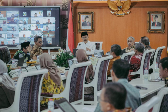 Menteri Sosial Saifullah Yusuf (Gus Ipul) bersama Wakil Menteri Sosial Agus Jabo Priyono saat Rapat Pimpinan secara hybrid di Kantor Kemensos, Jakarta Pusat, Kamis (4/6/2026). Foto: Dok. Kemensos