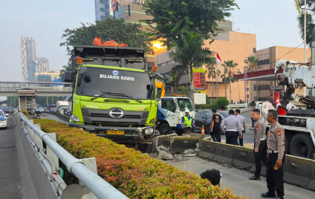 Truk kecelakaan di Jl. MT Haryono, Jakarta, menyebabkan kemacetan, Jumat (5/6). Dok. X/@TMCPoldaMetro