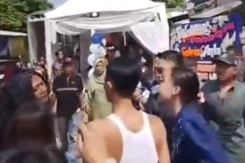 Kericuhan saat proses penangkapan buronan pencurian kendaraan bermotor di Gang Seruni, Kelurahan Yukum Jaya, Kecamatan Terbanggi Besar, Kabupaten Lampung Tengah, Selasa (2/6/2026). Foto: Dok. Istimewa