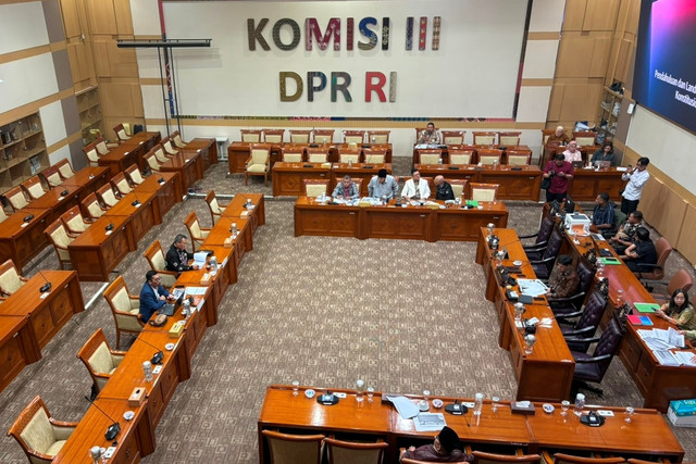 Suasana rapat dengar pendapat umum Komisi III DPR dengan pakar dan akademisi membahas masukan terkait RUU Polri di Kompleks Parlemen, Senayan, Jakarta, Jumat (5/6/2026). Foto: Nasywa Athifah/kumparan