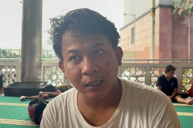 Wakil Ketua RT 18/01, Cideng, Gambir, Jakarta Pusat, Afri (26) saat diwawancari terkait kebakaran rumah padat penduduk, Jumat (5/6/2026). Foto: Zamachsyari/kumparan