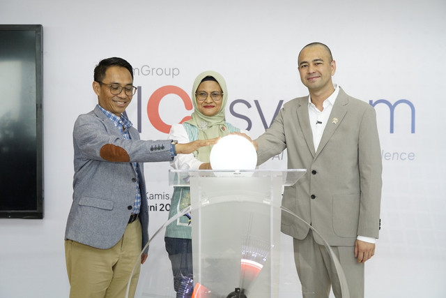 Telkom secara resmi menghadirkan AIcosystem. Diluncurkan langsung oleh Utusan Khusus Presiden Bidang Pembinaan Generasi Muda dan Pekerja Seni (UKP Muda Seni) Raffi Ahmad, Direktur Utama Telkom Dian Siswarini, dan Direktur IT Digital Telkom Faizal Rochmad Djoemadi, di Jakarta, Kamis (4/6). Foto: dok. Telkom 
