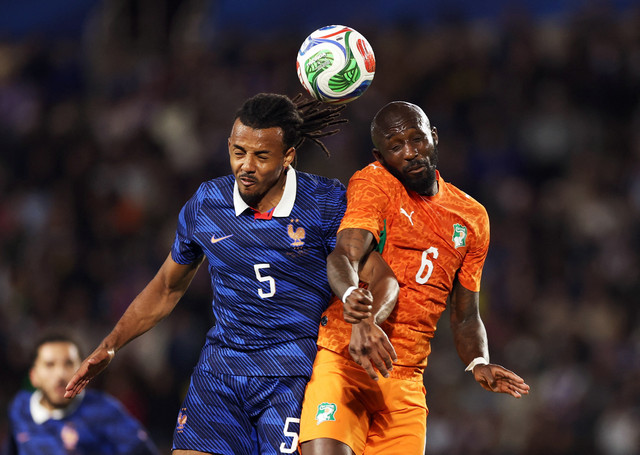 Pemain Timnas Prancis Jules Kounde berebut bola dengan pemain Timnas Pantai Gading Seko Fofana pada pertandingan uji coba di Stade de la Beaujoire - Louis Fonteneau, Nantes, Prancis, Kamis (4/6/2026). Foto: Gonzalo Fuentes/REUTERS