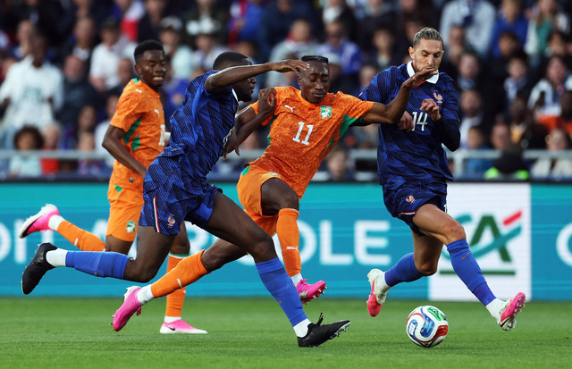 Pemain Timnas Prancis Adrien Rabiot berebut bola dengan pemain Timnas Pantai Gading Yan Diomande pada pertandingan uji coba di Stade de la Beaujoire - Louis Fonteneau, Nantes, Prancis, Kamis (4/6/2026). Foto: Gonzalo Fuentes/REUTERS