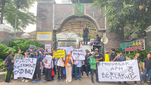 Aliansi Mahasiswa Anti Korupsi Bali melakukan aksi unjuk rasa di tiga instansi sekaligus yakni Kejaksaan Agung RI, Mabes Polri, dan KPK (5/6/2026). Foto: istimewa.