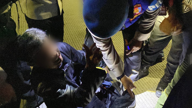 Polisi saat razia stasioner dan mengamankan seorang pengendara yang membawa golok pada Jumat (5/6/2026). Foto: Polres Metro Jakarta Barat