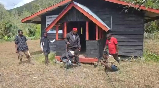 Benda mencurigakan di  Gereja Kingmi Jemaat Sion Jaindapa Klasis Nabia, Kampung Sugapa Lama, Distrik Sugapa, Kabupaten Intan Jaya, Papua. Foto: Dok. Istimewa