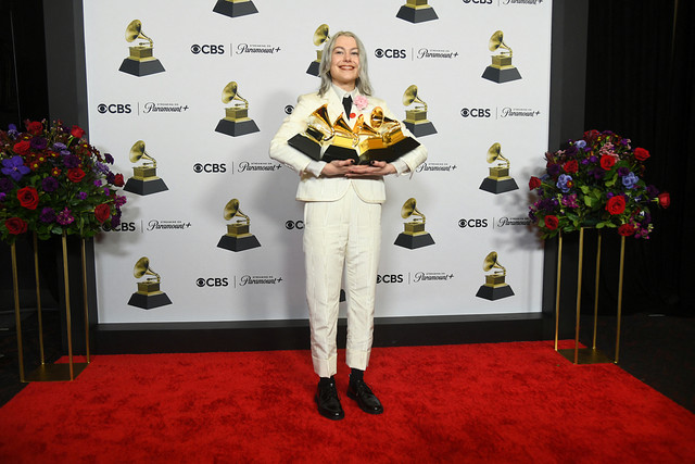 Penyanyi-penulis lagu AS Phoebe Bridgers berpose di ruang pers dengan Penghargaan Grammy selama Penghargaan Grammy Tahunan ke-66 di Crypto.com Arena, Los Angeles pada 4 Februari 2024.