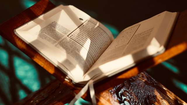 Sebuah Al Quran terkena sinar matahari foto by Pixabay