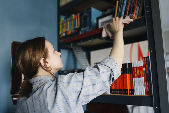 Ilustrasi penggunaan istilah OCD yang kerap dikaitkan dengan kebiasaan menyukai kebersihan dan kerapian. Sumber: https://www.pexels.com/photo/a-woman-wiping-a-bookshelf-with-a-cloth-4440614/