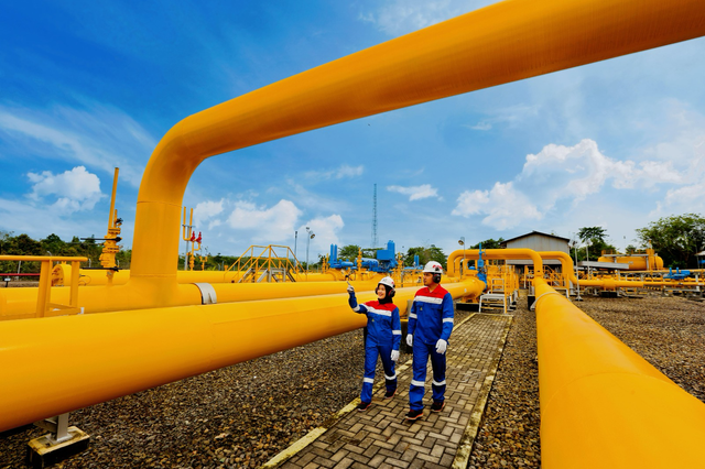 Ilustrasi petugas PGN saat memeriksa jaringan pipa gas. Foto: Dok. Pertamina